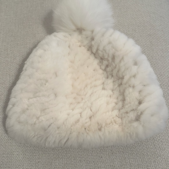 White fuzzy cap with pom pom - Picture 2 of 3